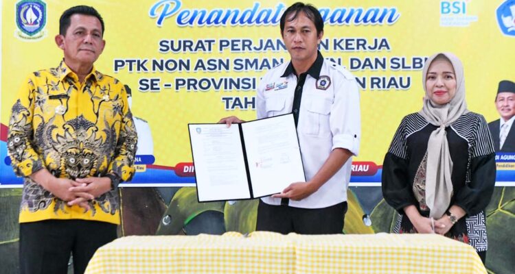 Gubernur Kepri Serahkan SK 211 PTK Non ASN di Lingga