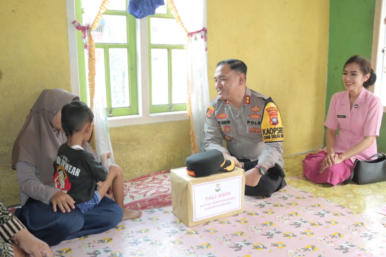 Kapolres Lingga Bersama Ketua Bhayangkari Salurkan Tali Asih