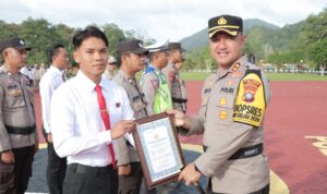 Hari Kesadaran Nasional, Kapolres Lingga Berikan Penghargaan Anggota Berprestasi