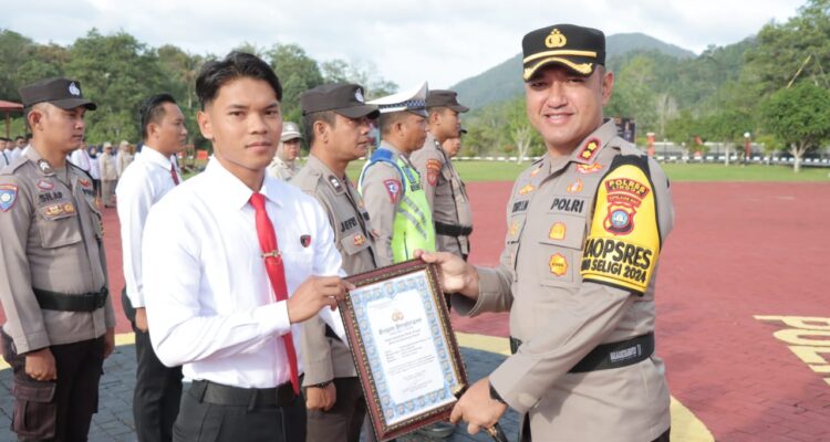 Hari Kesadaran Nasional, Kapolres Lingga Berikan Penghargaan Anggota Berprestasi