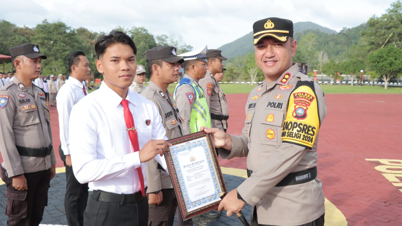 Hari Kesadaran Nasional, Kapolres Lingga Berikan Penghargaan Anggota Berprestasi