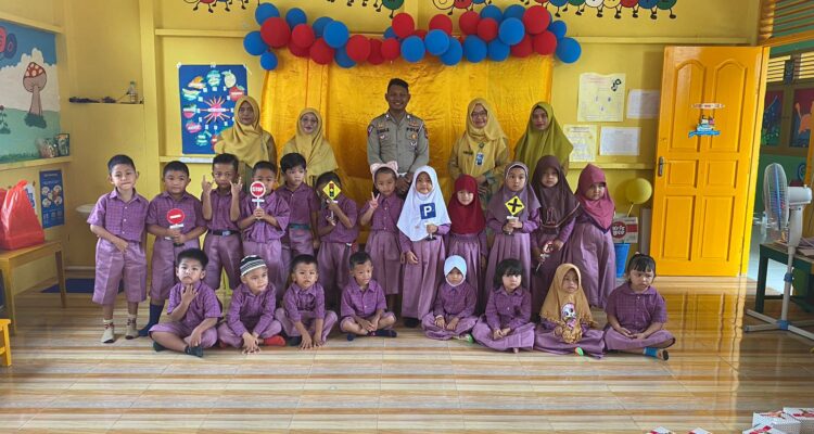 Polsanak Polres Lingga Ajarkan Siswa TK Pembina Tertib Lalu Lintas Sejak Usia Dini