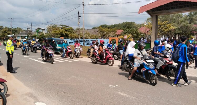 Personel Polres Lingga Laksanakan Pengaturan Arus Lalu Lintas