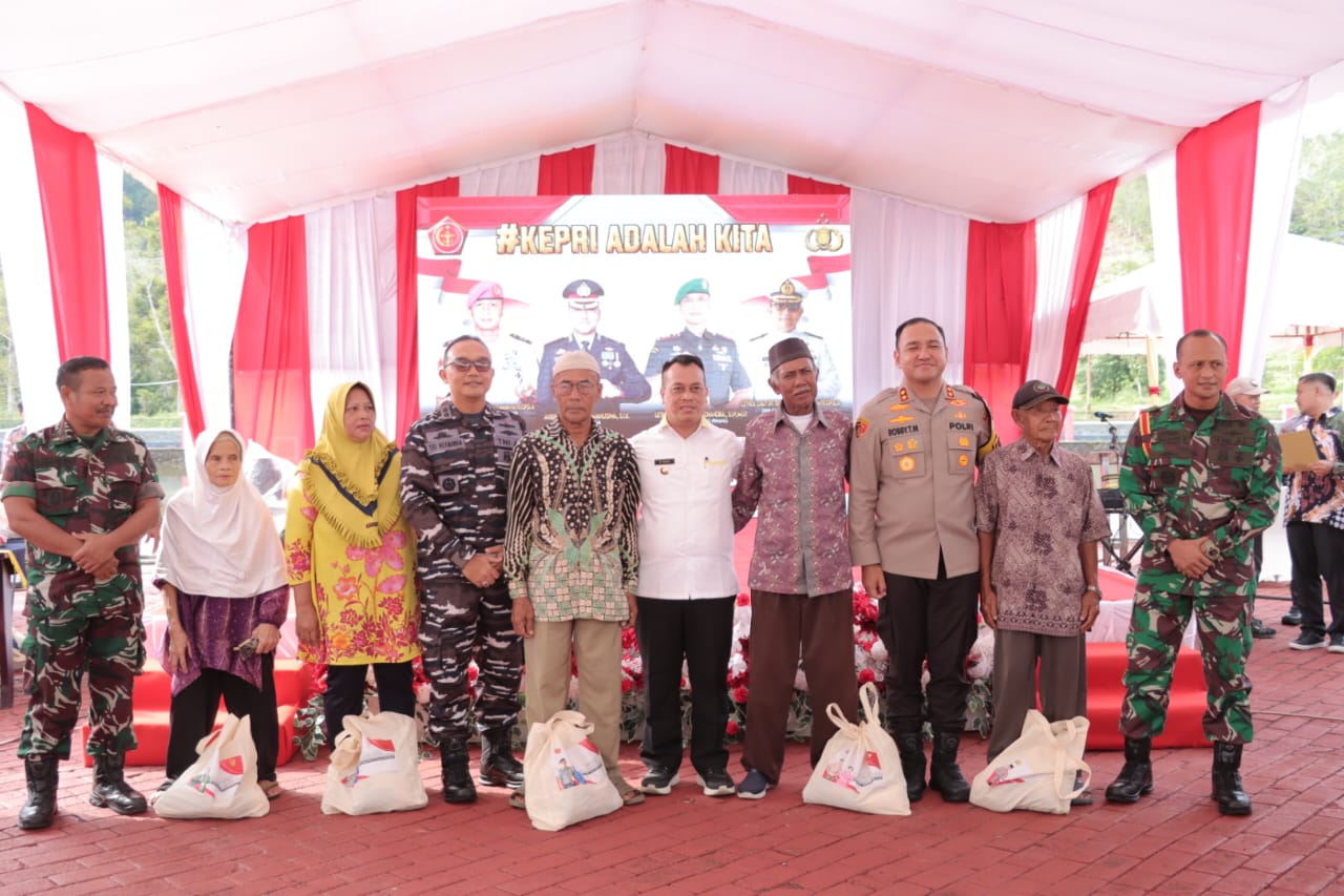 Polri Bagikan 1000 Paket Sembako dan Layanan Kesehatan untuk Masyarakat Lingga