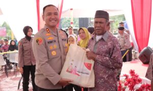 Polri Bagikan 1000 Paket Sembako dan Layanan Kesehatan untuk Masyarakat Lingga