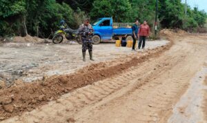 Jalan Penghubung Tiga Desa di Singkep Barat Selesai Diperbaiki dengan Tiga Alat Berat.