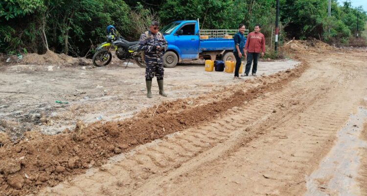 Jalan Penghubung Tiga Desa di Singkep Barat Selesai Diperbaiki dengan Tiga Alat Berat.