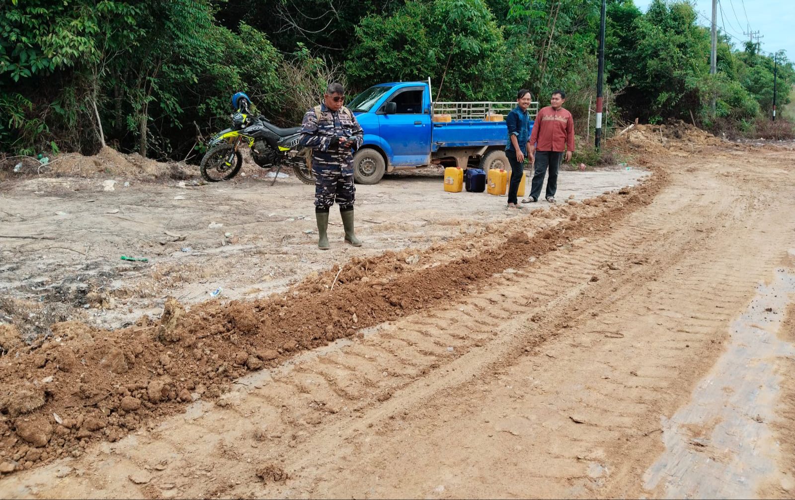 Jalan Penghubung Tiga Desa di Singkep Barat Selesai Diperbaiki dengan Tiga Alat Berat.