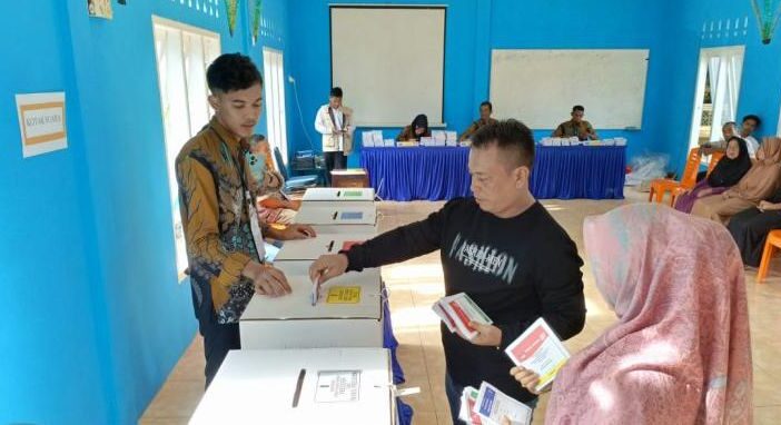 Bupati Lingga Gunakan Hak Suaranya di TPS Kelombok