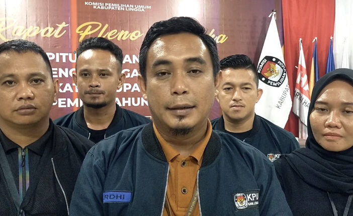 Ketua KPU Lingga Ardhi Aulia bersama anggota usai melaksanakan rapat pleno tingkat Kabupaten