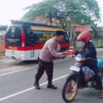 Jelang Buka Puasa, Polres Lingga Bagikan Takjil Kepada Masyarakat