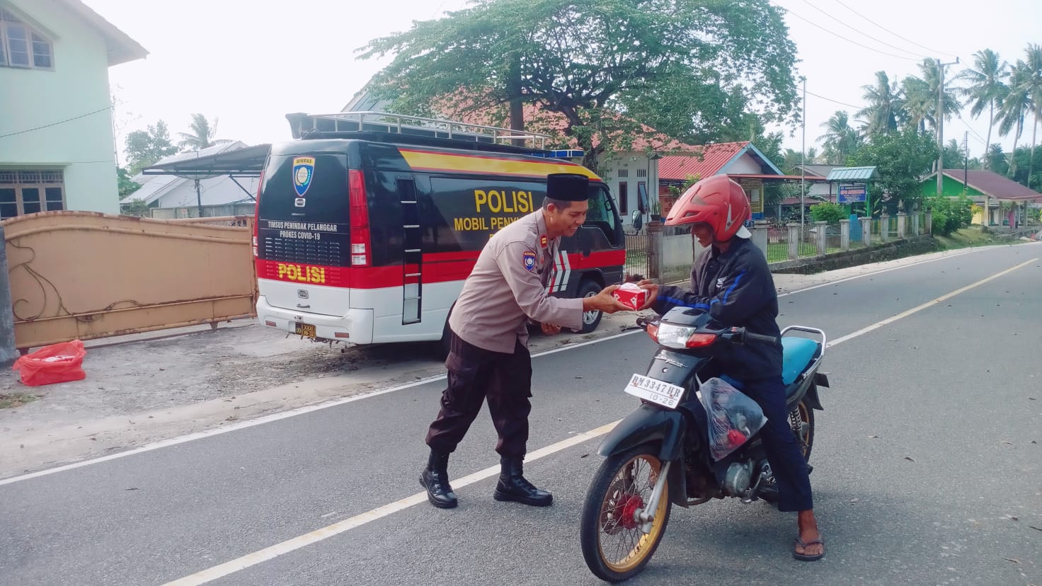 Jelang Buka Puasa, Polres Lingga Bagikan Takjil Kepada Masyarakat