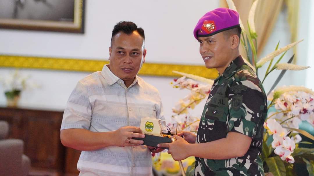 Bupati Nizar Terima Kunjungan Komandan Puslatpurmar 9 Dabo Singkep