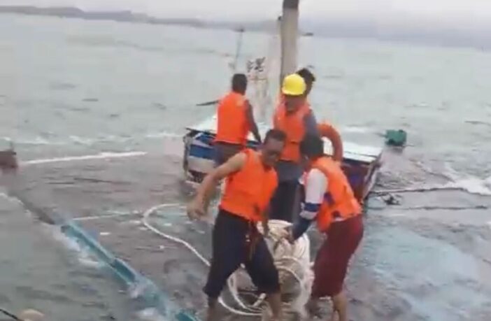 Sebuah Kapal Pengangkut Barang Karam di Perairan Lingga