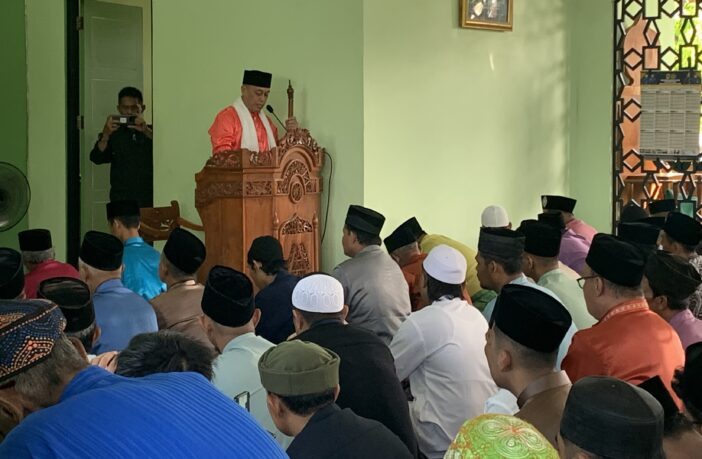 Bupati Nizar Jadi Khatib Shalat Ied di Dabo Singkep