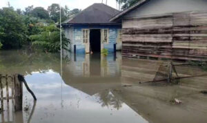 Drainase Tak Kunjung Diperbaiki Dinas PUTR Lingga, Rumah Ketua RT 004 Dabo Banjir