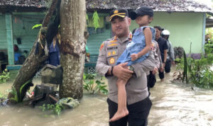 Kapolres Lingga Evakuasi Warga Terdampak Banjir