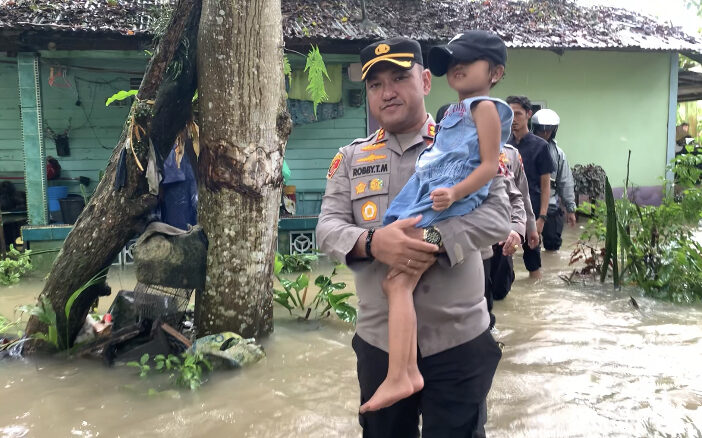 Kapolres Lingga Evakuasi Warga Terdampak Banjir