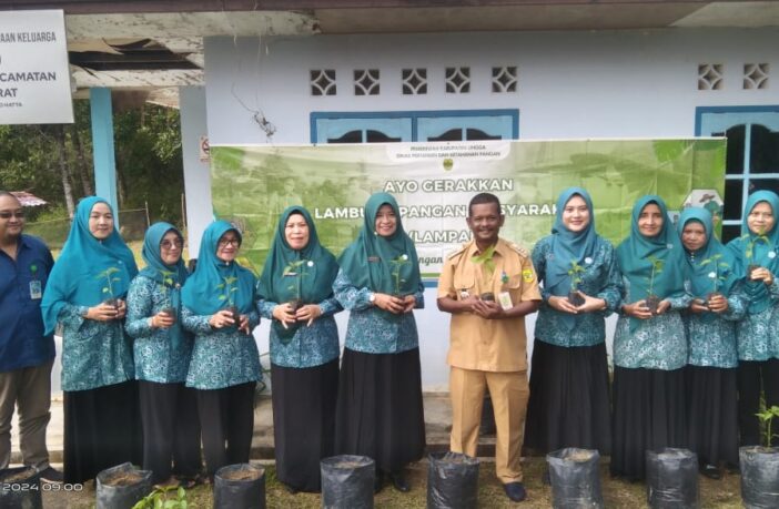 TP PKK Kabupaten Lingga Serahkan 200 Bibit Cabe kepada TP PKK Singkep Barat