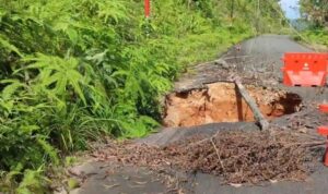 Jalan Utama Penghubung Desa Kelumu Lingga Amblas Tergerus Air