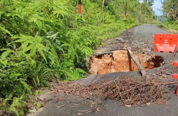 Jalan Utama Penghubung Desa Kelumu Lingga Amblas Tergerus Air