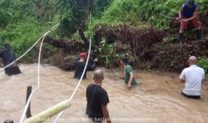 Warga RW 11 Kelurahan Dabo Goro Bersama Bersihkan Sungai