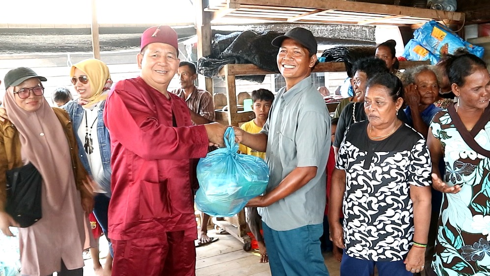 Majelis Kaum Betawi Kepri Bersama Hijabers Kepri Berbagi Sembako di Pulau Teluk Nipah