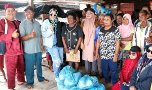 Majelis Kaum Betawi Kepri Bersama Hijabers Kepri Berbagi Sembako di Pulau Teluk Nipah