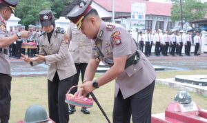 Sambut Hari Bhayangkara Ke-78, Kapolres Lingga Pimpin Upacara Ziarah Makam Pahlawan