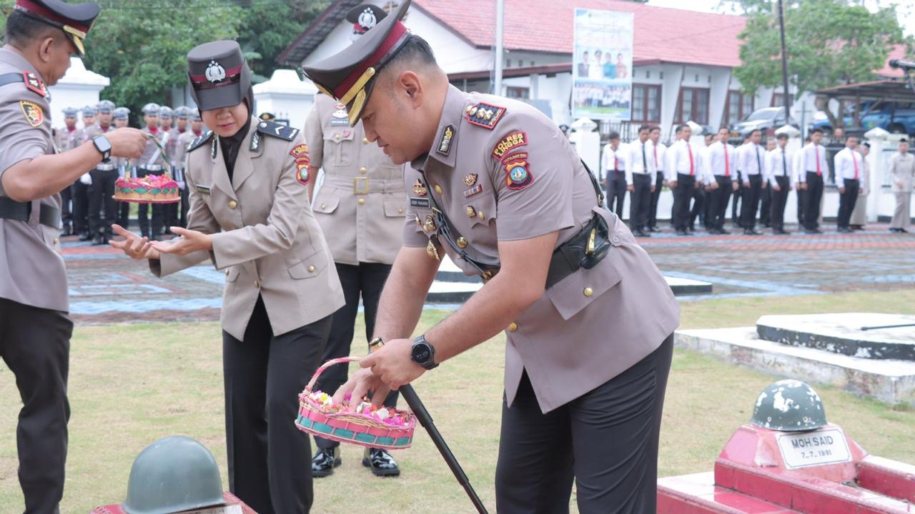 Sambut Hari Bhayangkara Ke-78, Kapolres Lingga Pimpin Upacara Ziarah Makam Pahlawan