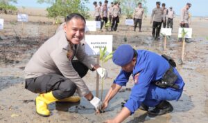 Semarak Hari Bhayangkara ke-78, Polres Lingga Tanam Pohon Mangrove di Kecamatan Singkep