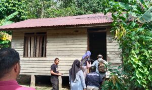 Dinsos PPPA Lingga Bersama Stakeholder Tinjau Langsung Kondisi Anak Dipasung di Kelurahan Dabo Lama