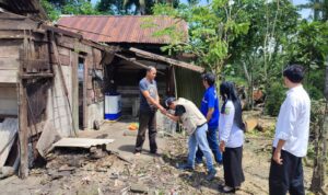 Dinsos PPPA Lingga Salurkan Bantuan untuk Korban Rumah Tertimpa Pohon