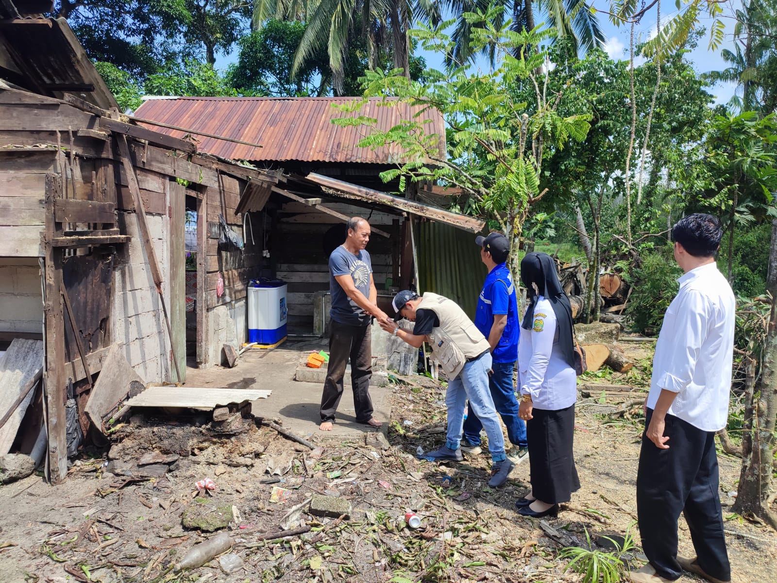 Dinsos PPPA Lingga Salurkan Bantuan untuk Korban Rumah Tertimpa Pohon