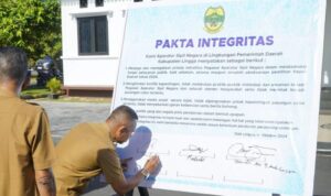 Potret Pejabat Pemkab Lingga saat melakukan penandatanganan Pakta Integritas Netralitas ASN.