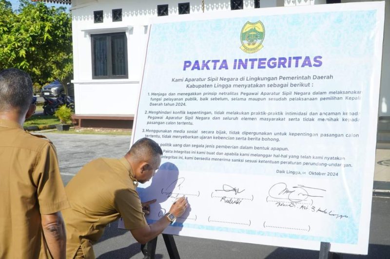 Potret Pejabat Pemkab Lingga saat melakukan penandatanganan Pakta Integritas Netralitas ASN.