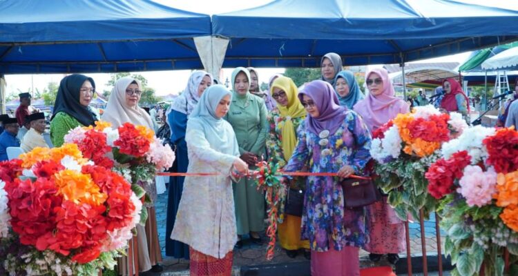 Ibu Pjs. Bupati Lingga Syarifah Munira Resmi Membuka Stand Bazar UMKM dalam Rangka Hari Jadi Kabupaten Lingga ke-21| foto: ist