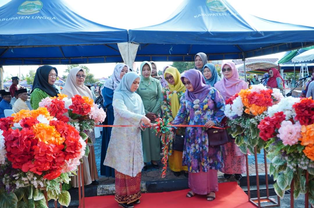 Ibu Pjs. Bupati Lingga Syarifah Munira Resmi Membuka Stand Bazar UMKM dalam Rangka Hari Jadi Kabupaten Lingga ke-21| foto: ist