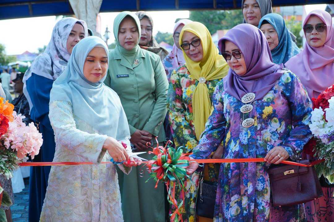 Ibu Pjs. Bupati Lingga Syarifah Munira Resmi Membuka Stand Bazar UMKM dalam Rangka Hari Jadi Kabupaten Lingga ke-21| foto: ist