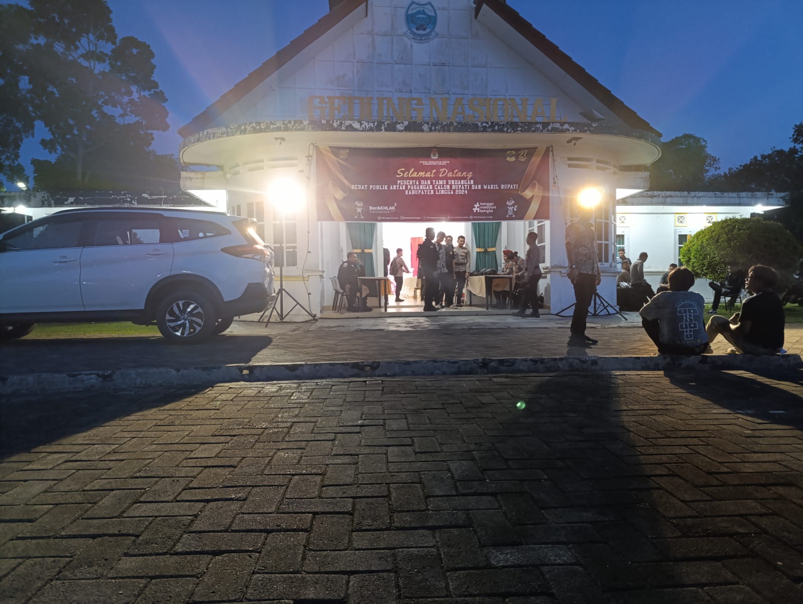 Situasi Terkini Jelang Debat Terbuka Paslon Pilkada Bupati Lingga di Gedung Nasional Dabo Singkep, Kondusif dan Aman | fotografer: ivantry