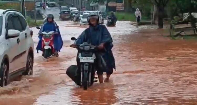 Banjir di Tanjungpinang Surut Lebih Cepat Berkat Normalisasi Drainase dan Waduk Sri Katon | fotografer: Cahyo