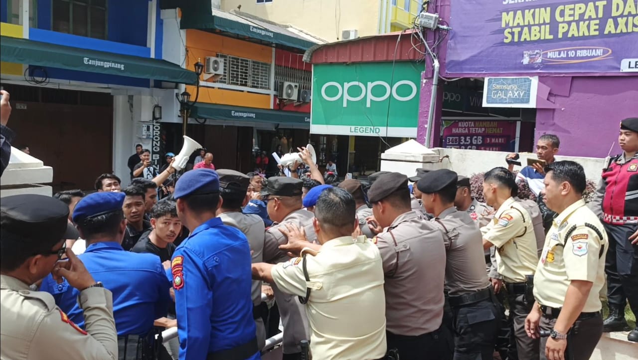 Tuntut Dana Pendidikan Kepri, Mahasiswa Gelar Aksi Unjuk Rasa di BRK Syariah Tanjungpinang | fotografer: Cahyo Aji