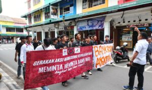 Tuntut Dana Pendidikan Kepri, Mahasiswa Gelar Aksi Unjuk Rasa di BRK Syariah Tanjungpinang | fotografer: Cahyo Aji