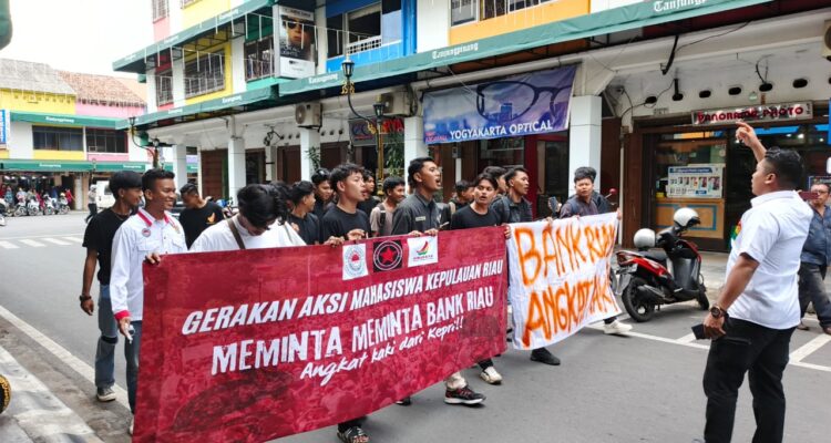 Tuntut Dana Pendidikan Kepri, Mahasiswa Gelar Aksi Unjuk Rasa di BRK Syariah Tanjungpinang | fotografer: Cahyo Aji