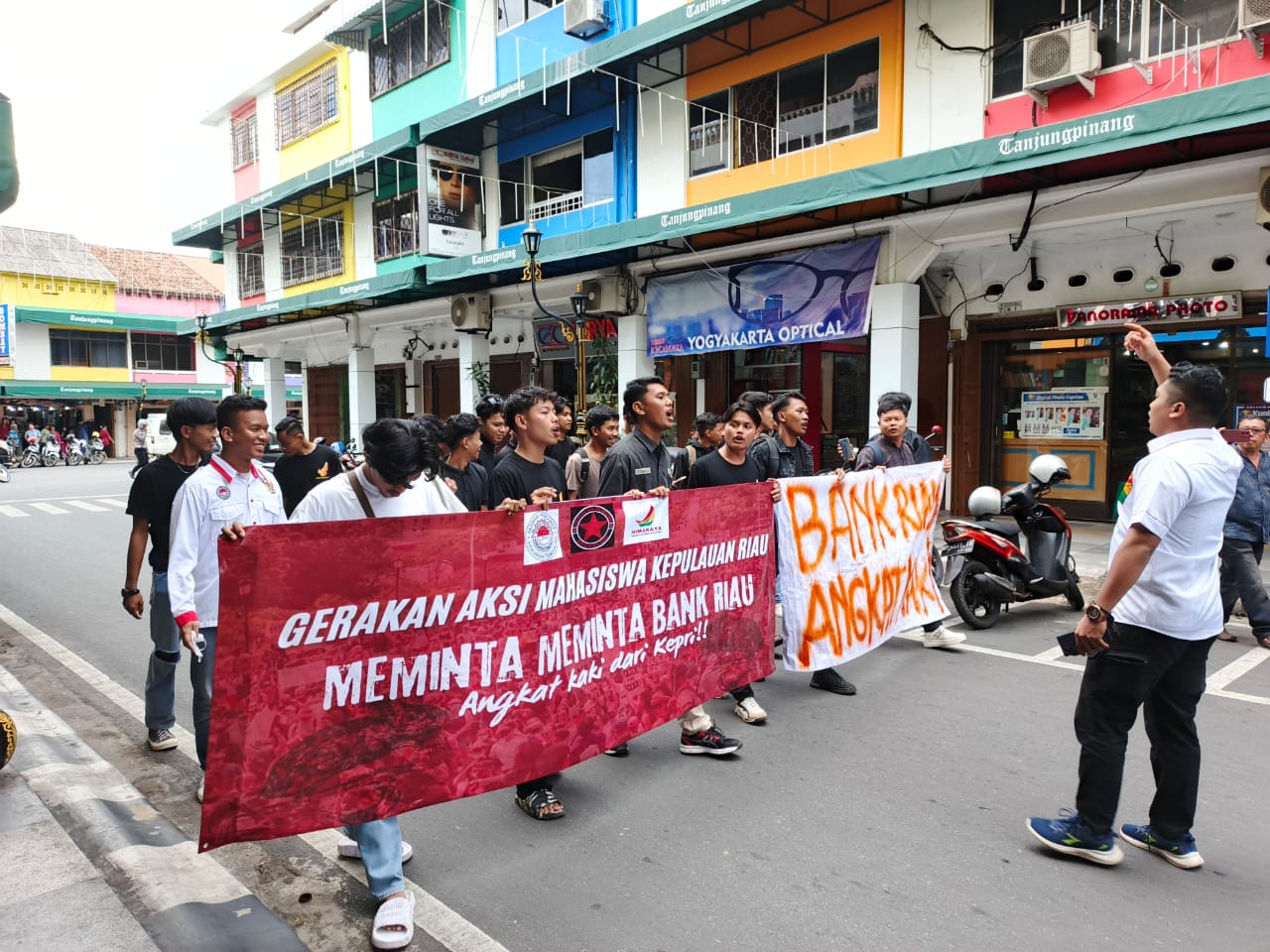 Tuntut Dana Pendidikan Kepri, Mahasiswa Gelar Aksi Unjuk Rasa di BRK Syariah Tanjungpinang | fotografer: Cahyo Aji