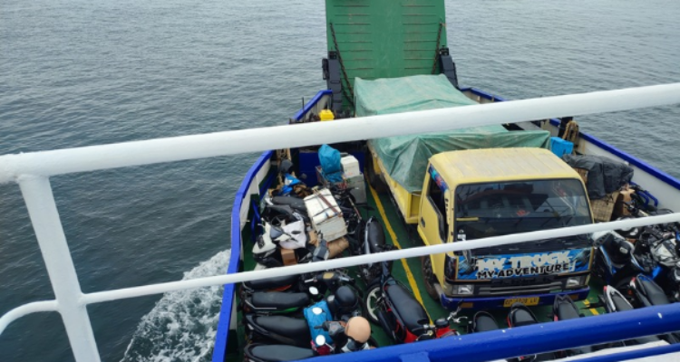 Kapal Roro KMP Paray terlihat padat dengan kendaraan penumpang tujuan Jagoh-Penarik (foto: Cahyo)