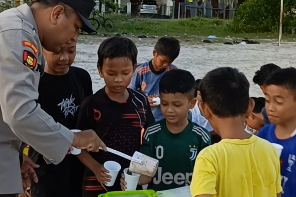 Bripka Mufti Ikhsan Sosialisasi Bahaya Gadget dan Bagikan Bubur Pada Remaja Desa Tanjung Harapan (foto: ist)