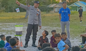 Bripka Mufti Ikhsan Sosialisasi Bahaya Gadget dan Bagikan Bubur Pada Remaja Desa Tanjung Harapan (foto: ist)