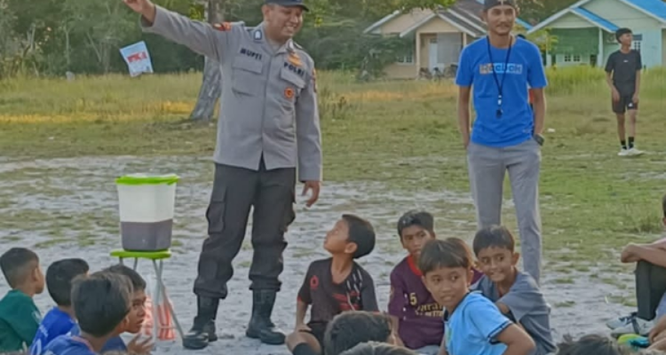 Bripka Mufti Ikhsan Sosialisasi Bahaya Gadget dan Bagikan Bubur Pada Remaja Desa Tanjung Harapan (foto: ist)