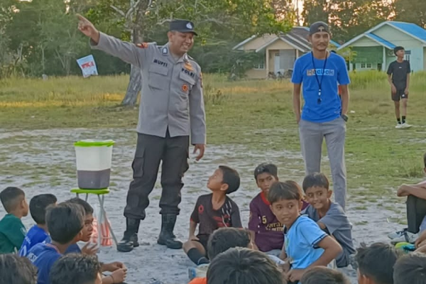 Bripka Mufti Ikhsan Sosialisasi Bahaya Gadget dan Bagikan Bubur Pada Remaja Desa Tanjung Harapan (foto: ist)